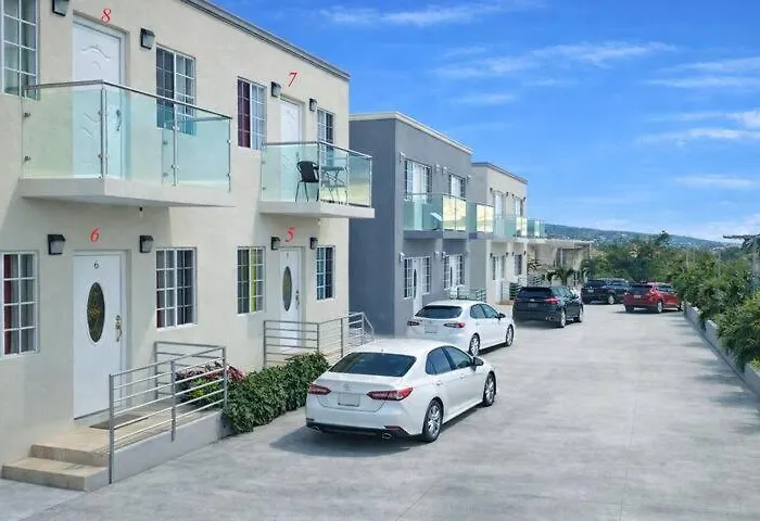 Mirando Place #1---beach Club Access, ,pool, Hottub, Gym,3 Lounges, Townhouse #1-airport 10 Mins Apartment