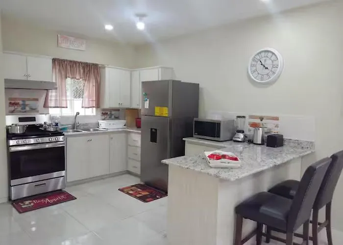 Mirando Place #1---beach Club Access, ,pool, Hottub, Gym,3 Lounges, Townhouse #1-airport 10 Mins Montego Bay