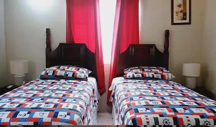 Apartment Mirando Place #1---beach Club Access, ,pool, Hottub, Gym,3 Lounges, Townhouse #1-airport 10 Mins *